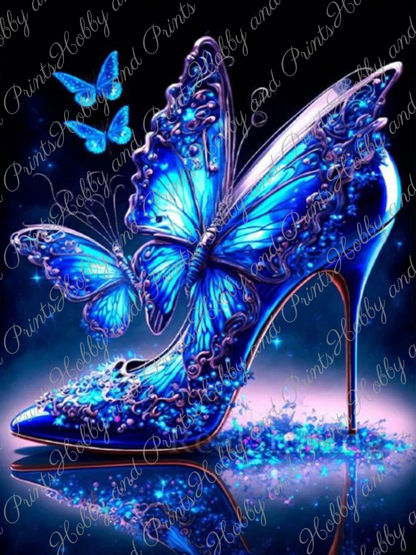 stylischer blauer High Heel mit Schmetterling